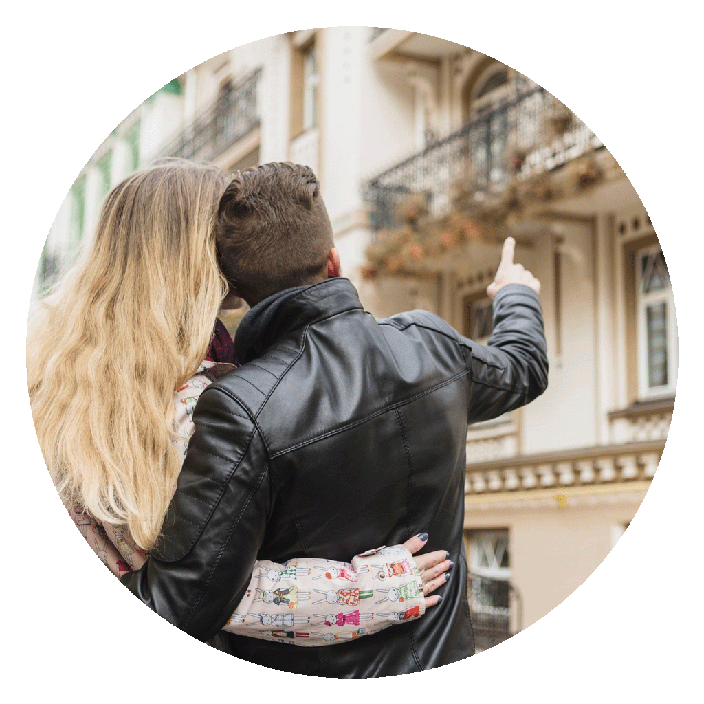 Couple devant un bâtiment